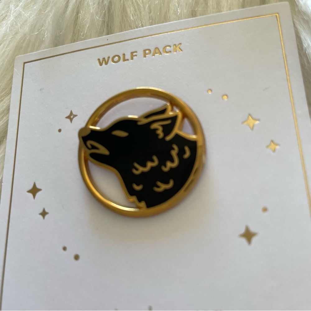 🎁3/$30 NEW ivycdraws Gold Wolf Pack Enamel Pin - Picture 2 of 3